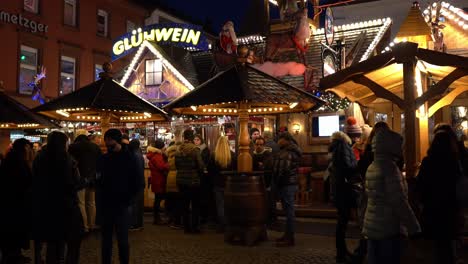 La-Gente-Se-Reunió-En-Un-Ambiente-Cálido-Bebiendo-Vino-En-El-Mercado-Navideño-Por-La-Noche.