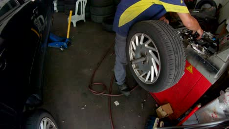 Equilibrio-De-Neumáticos-De-Coche-En-El-Taller.