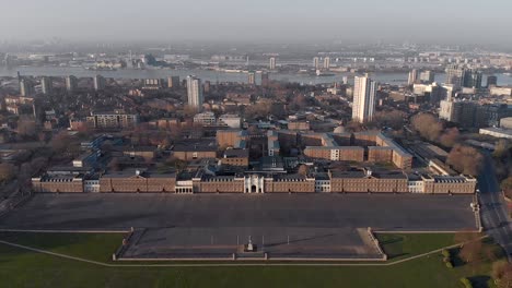 Grúa-Aérea-Descendiendo-Sobre-El-Cuartel-De-Artillería-Real-En-Woolwich,-Londres