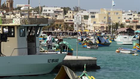 Pescador-Trabajando-En-Una-Red-De-Pesca-En-El-Puerto-De-Marsaxlokk.