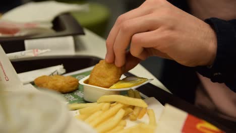 Mann-Taucht-Nuggets-In-McDonalds-Sauce-Aus-Nächster-Nähe