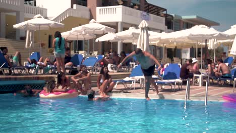 Hombre-Buceando-En-Una-Piscina-Durante-Las-Vacaciones-De-Verano,-Cámara-Lenta