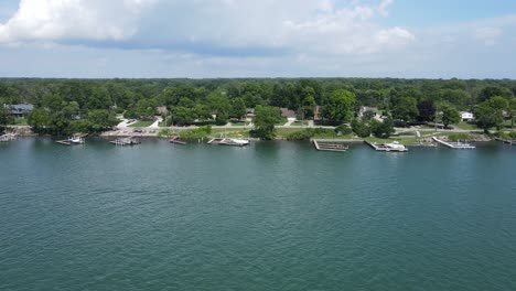 Bootsanlegestellen-An-Der-Küste-Von-Grosse-Ile,-Detroit-River,-Trenton,-Michigan,-USA