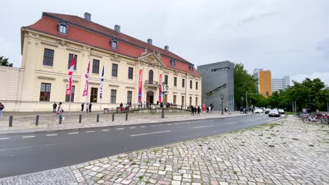 Vista-Exterior-Del-Museo-Judío-De-Berlín-Con-Un-Edificio-Moderno-Al-Fondo.