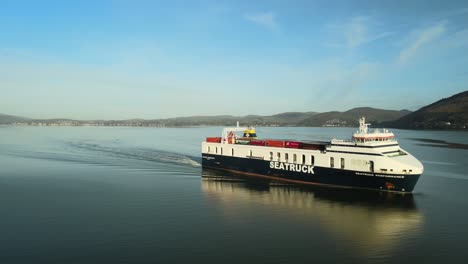 Seatruck-Ferry-De-Carga-Roll-on-Roll-off-Cargado-Con-Remolques-Navegando-En-El-Lago-Carlingford-Cerca-De-Dundalk,-Irlanda