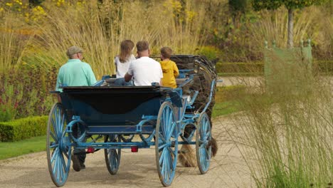 Papá-Y-Niños-En-Un-Carruaje-De-Caballos-Azul-En-Los-Jardines-De-Trentham-En-Un-Día-Soleado