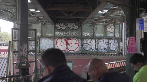 Pendler-Warten-An-Einem-Graffiti-Bahnhof-Auf-Den-Zug