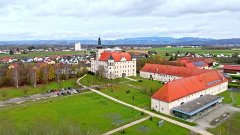 Vista-Aérea-Del-Castillo-De-Hartheim:-Un-Edificio-Conmemorativo-Y-De-Aprendizaje-En-Alkoven,-En-La-Alta-Austria