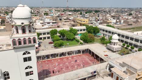 Toma-De-Drones-De-Paracaídas-De-Darul-Uloom-Hussainia-Shahdadpur-Durante-Un-Día-Soleado-En-Sindh,-Pakistán