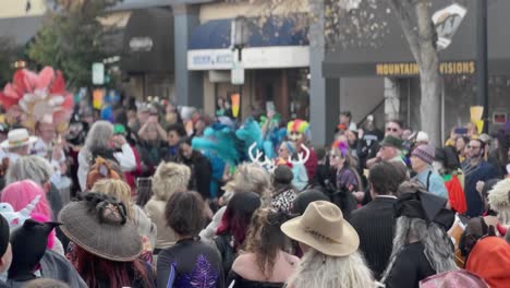 Una-Gran-Multitud-Baila-En-Ashland,-El-Desfile-De-Halloween-De-Oregon