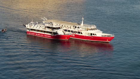 Zwei-Kleine-Kreuzfahrtschiffe-Schwimmen-Aneinander-Gebunden-Im-Grand-Harbour-Von-Valletta,-Goldene-Stunde