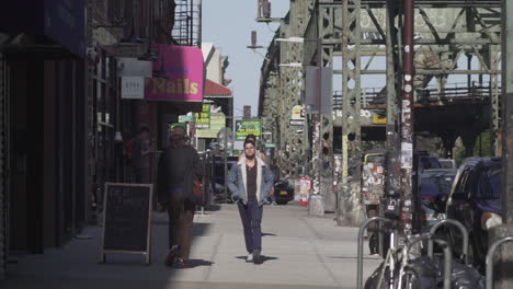 Plano-General-De-Un-Peatón-Caminando-En-La-Calle-De-Brooklyn