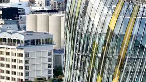 Detail-Der-Glasscheibe-Des-Museumsgebäudes-Der-Stadt-Wein-Und-Der-Betonsilos-In-Bordeaux,-Frankreich,-Nahaufnahme-Aus-Der-Luftaufnahme-Links