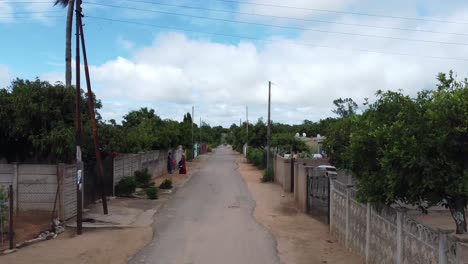 Drohnenvideo-Einer-Vorstadtstadt-Mit-Hoher-Bevölkerungsdichte-In-Bulawayo,-Simbabwe