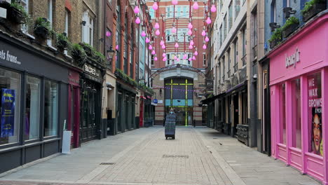 Calles-Vacías-De-Londres-Durante-El-Cierre-Del-Coronavirus,-Mostrando-Calles-Tranquilas-Y-Desiertas-De-Carnaby-En-Una-Popular-Zona-Turística-En-El-Cierre-Pandémico-Global-De-Covid-19-En-Inglaterra,-Europa