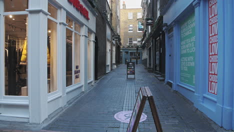 Carreteras-Vacías-De-Londres-Durante-El-Cierre-Del-Coronavirus-En-La-Tranquila-Y-Desierta-Calle-Carnaby-En-Soho,-Una-Zona-Turística-Popular-Durante-El-Cierre-De-La-Pandemia-Mundial-De-Covid-19-En-Inglaterra,-Europa