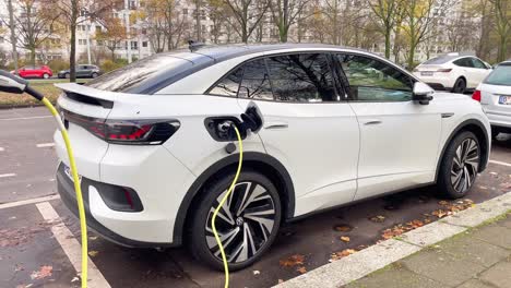 Estación-De-Carga-De-Vehículos-Eléctricos-Con-Moderna-Tecnología-De-Enchufe-Durante-El-Día.