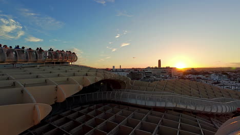 Turistas-Viendo-La-Puesta-De-Sol-Sobre-Sevilla-Desde-Metropol-Parasol-En-Verano