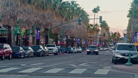 Coches-Circulando-En-El-Centro-De-Palm-Springs,-California,-Con-Efecto-De-Destello-De-Lente.