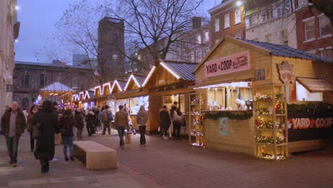 El-Mercado-Navideño-Iluminado-Con-Varios-Puestos-En-La-Ciudad-De-Manchester.