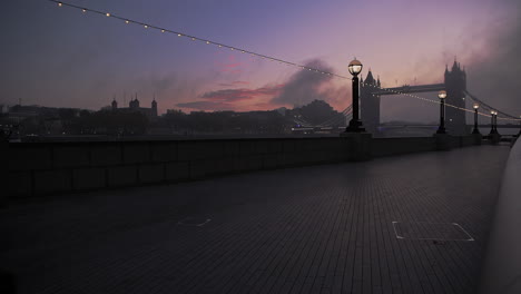 Puente-De-La-Torre-Y-El-Río-Támesis,-Tranquilo,-Vacío-Y-Desierto-Al-Amanecer-El-Primer-Día-Del-Cierre-Del-Coronavirus-Covid-19-En-Inglaterra-Con-Una-Persona-Corriendo-Para-Hacer-Ejercicio-Diario-En-El-Reino-Unido.