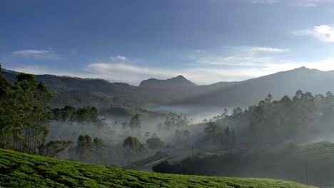 Die-Drohnenkamera-Aus-Der-Luft-Bewegt-Sich-Vorwärts-Und-Blickt-Nicht-Auf-Den-Nebel-Rund-Um-Die-Berge