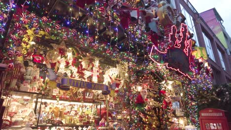 La-Tienda-De-Curiosidades-Del-Pequeño-Chiflado-Con-Adornos-Y-Luces-Navideñas-En-Atenas,-Grecia