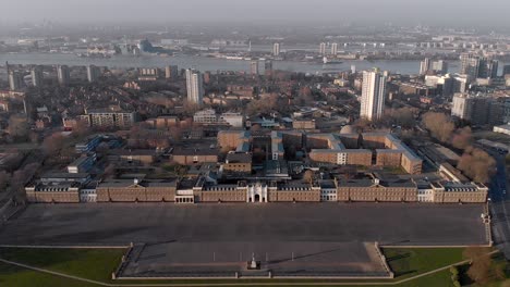 Antena-Aérea-Del-Cuartel-De-Artillería-Real,-El-Río-Támesis-Y-El-Horizonte-De-Londres