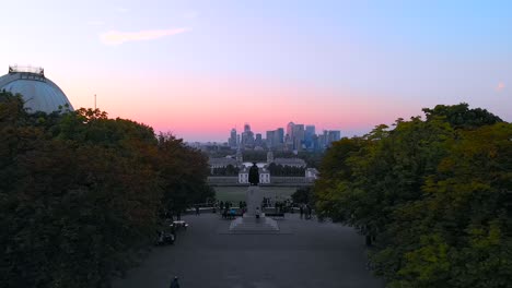 Luftdrohne-Durch-Den-Greenwich-Park-über-Der-Statue,-Die-Den-Blick-Auf-Canary-Wharf-Und-Die-Skyline-Von-London-Freigibt