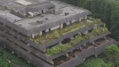 Toma-Aérea-De-Teleobjetivo-Del-Hotel-Abandonado-Monte-Palace-En-La-Isla-De-São-Miguel,-Azores