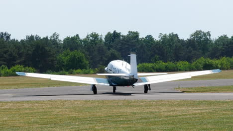 Mooney-M20-Sep-Flugzeug-Rollt-Auf-Der-Landebahn-Zwartberg,-Belgien,-Sonniger-Tag