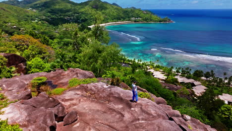 Luftdrohnenaufnahme-Eines-Wanderers,-Der-Den-Blick-Auf-Die-Hohe-Küste-Der-Insel-Mahé-Auf-Den-Seychellen-Genießt