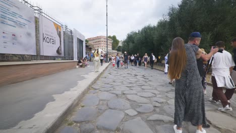 Rome-Immersive-POV:-Moving-In-Busy-Streets-to-Chiesa-Santi-Luca-e-Martina,-Italy,-Europe,-Walking,-Shaky,-4K-|-Busy-Area-Near-Colosseum