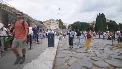 Punto-De-Vista-Inmersivo-En-Roma:-Moverse-Por-Calles-Concurridas-Hasta-Chiesa-Santi-Luca-E-Martina,-Italia,-Europa,-Caminar,-Tembloroso,-4k-|-Familia-Caminando-Mientras-Una-Gran-Multitud-Espera-En-La-Fila