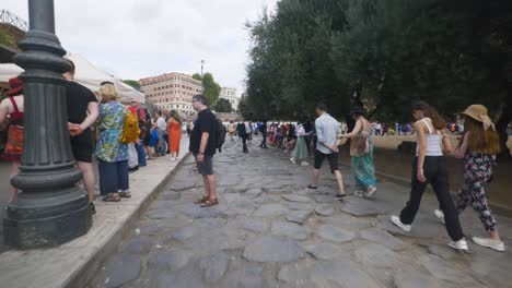 Punto-De-Vista-Inmersivo-En-Roma:-Moverse-Por-Calles-Concurridas-Hasta-Chiesa-Santi-Luca-E-Martina,-Italia,-Europa,-Caminar,-Tembloroso,-4k-|-Zona-Concurrida-Cerca-De-Ruinas