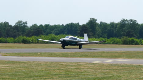 Mooney-M20-Freizeitflugzeug-Beim-Start-Vom-Flugplatz-Zwartberg-In-Belgien