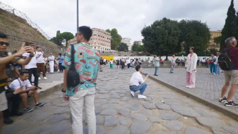 Rome-Immersive-POV:-Moving-In-Busy-Streets-to-Chiesa-Santi-Luca-e-Martina,-Italy,-Europe,-Walking,-Shaky,-4K-|-Crowded-Area-Near-Ruins