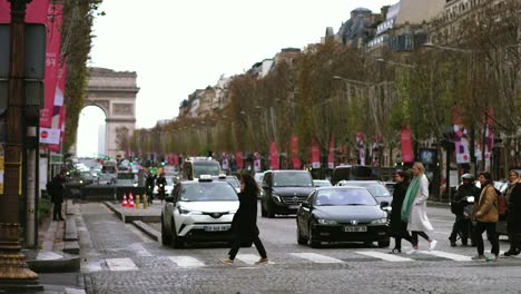 Clip-En-Cámara-Lenta-De-Personas-Reunidas-En-Año-Nuevo-En-Los-Campos-Elíseos,-La-Avenida-Más-Bella-Y-Famosa-De-París