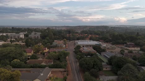 Imágenes-Aéreas-De-Una-Concurrida-Intersección-Con-Un-Centro-Comercial-En-Centurion,-Pretoria,-Sudáfrica