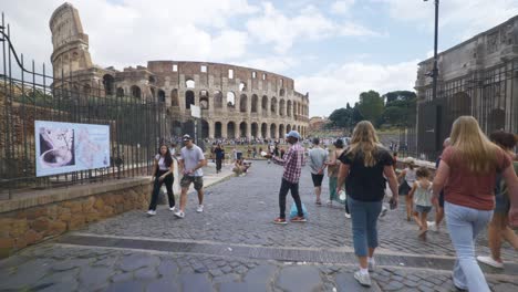 Punto-De-Vista-Inmersivo-En-Roma:-Moverse-Por-Calles-Concurridas-Hasta-Chiesa-Santi-Luca-E-Martina,-Italia,-Europa,-Caminar,-Tembloroso,-4k-|-Familia-Caminando-En-El-Coliseo-Lleno-De-Gente