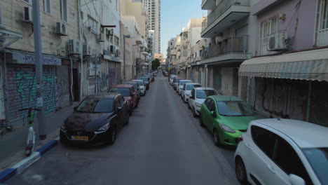 Calles-Del-Barrio-De-Florentin-En-El-Sur-De-Tel-Aviv,-Sigue-Siendo-Una-Zona-Industrial-Con-Artesanos,-Mercados-Y-Pequeñas-Tiendas.-Florentin-Cobra-Vida-Por-La-Noche-Con-Pequeños-Bares-Y-Restaurantes.