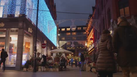 Una-Calle-Comercial-Decorada-En-Dublín,-Irlanda.