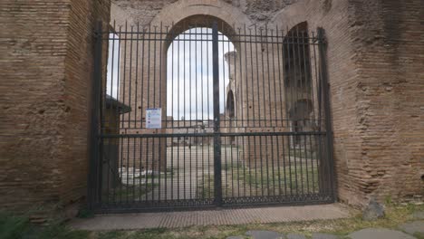 Rome-Immersive-POV:-Moving-In-Busy-Streets-to-Chiesa-Santi-Luca-e-Martina,-Italy,-Europe,-Walking,-Shaky,-4K-|-Ruins-and-Old-Gate