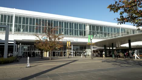 Entrada-Sur-Del-Transporte-Público-De-La-Estación-Jr-Toyama,-Movimiento-De-Personas-Durante-El-Día,-Japón