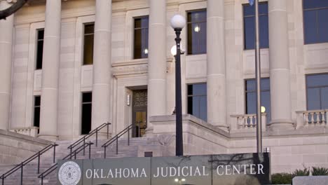 Schwenken-Und-Neigen-Des-Gebäudes-Des-Justizzentrums-Des-Staates-Oklahoma-In-Oklahoma-City,-Oklahoma