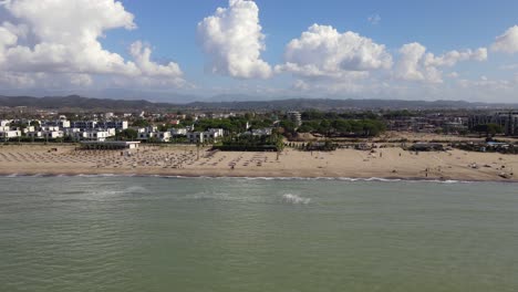 Panorama-Drohnenaufnahme-Des-Strandes-In-Der-Bucht-Von-Lalzi,-Landschaft-Entlang-Der-Albanischen-Küste,-Europa