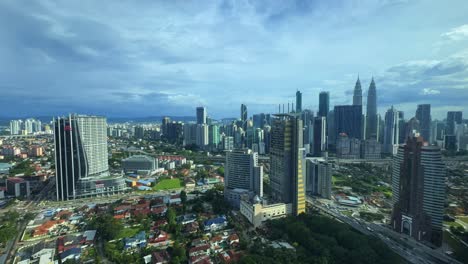 Megaciudad-De-Lapso-De-Tiempo-Con-Rascacielos,-Ciudad-Moderna-Del-Futuro-Con-Torres-Petronas-Y-Edificios-Altos-De-Cristal-En-Kuala-Lumpur,-Malasia