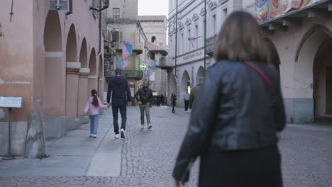 Turista-En-Alba-Italia-Con-Motivo-Del-Año-Nuevo