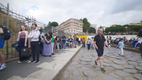 Rom-Immersiver-POV:-Umzug-In-Belebten-Straßen-Zur-Chiesa-Santi-Luca-E-Martina,-Italien,-Europa,-Gehen,-Wackelig,-4k-|-überfüllte-Touristengebiete-Mit-Sehr-Langen-Schlangen