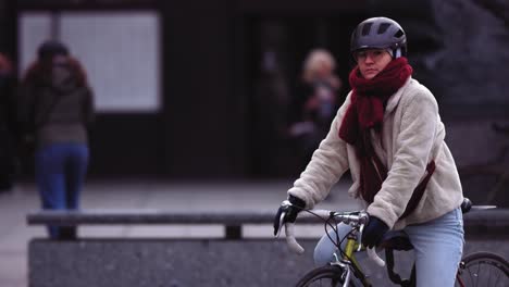 Imágenes-En-Cámara-Lenta-De-Una-Ciclista-Con-Ropa-De-Invierno-Recorriendo-La-Ciudad